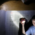 Gần 2 thập kỷ sống trong bóng tối của cụm dân cư '8 không': Thầy trò dạy và học bằng đèn pin, đèn dầu