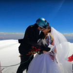 Cặp đôi đưa nhau lên đỉnh núi 6.400 m để kết hôn