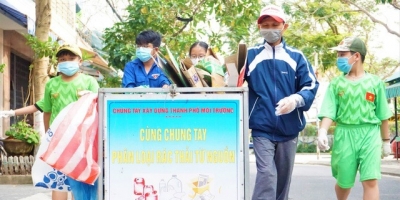 'Biệt đội nhí' miệt mài thu gom rác làm sạch phố phường ở Đà Nẵng