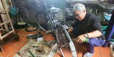 Hành trình hơn 10 năm miệt mài tân trang phế liệu thành xe đạp tặng người nghèo của cựu binh 70 tuổi