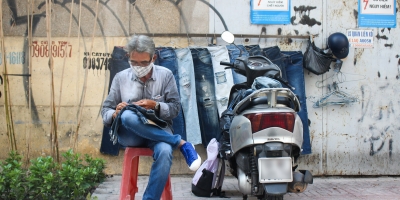 Người đàn ông duy nhất còn giữ nghề lạ 'xé quần' ở Sài Gòn