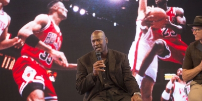 Bài học đắt giá từ chuyện bán chiếc áo cũ mèm với giá ngàn đô của huyền thoại bóng rổ Michael Jordan