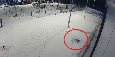 Thót tim clip bé trai 5 tuổi rơi từ tầng 12 chung cư xuống đất ở Bashkortostan, Nga