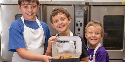 Dạy con động lòng trắc ẩn từ chuyện của cậu bé 8 tuổi khởi nghiệp bán bánh quy gây quỹ từ thiện