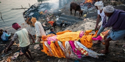 Ấn Độ giữa 'địa ngục' COVID-19: Rùng mình với tục thiêu thi thể, thả trôi trên sông Hằng