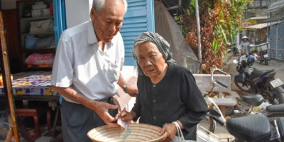 Chuyện 'ông Bụt' Trần Cang ở Sóc Trăng: Gần 100 tuổi vẫn mê làm từ thiện