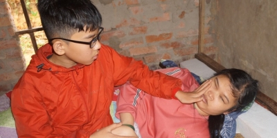 Xót xa cảnh mẹ mù cầu xin chữa mắt cho con, ông Đoàn Ngọc Hải nhận chu cấp tiền sinh hoạt hàng tháng 