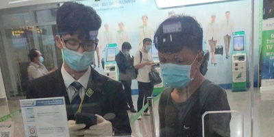 Ấm áp tình người từ tấm vé máy bay đặc biệt cho chàng trai khuyết tật về quê thăm bố