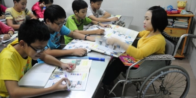 Lớp học tiếng Anh miễn phí cho học trò nghèo xứ Quảng của cô giáo khuyết tật