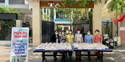 Thầy cô giáo ở Đà Nẵng chung tay làm 'bếp ăn 0 đồng', nấu hàng trăm suất ăn miễn phí tặng người nghèo