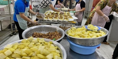 Nhóm thiện nguyện xây cầu mở bếp ăn, nấu tặng 4000 suất cơm cho bà con TP.HCM