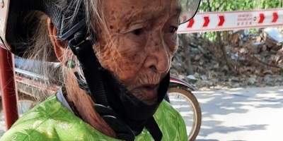 Cụ bà 84 tuổi nghèo khó lặn lội mang tiền ủng hộ chốt kiểm soát dịch COVID-19