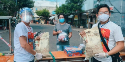 Các nghệ sĩ Việt trong đội phản ứng nhanh chung tay cứu trợ người dân mắc kẹt ở TP.HCM mùa dịch