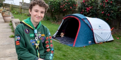 Cậu bé 11 tuổi thực hiện chiến dịch 'ngủ trong lều' hơn 500 ngày để gây quỹ từ thiện