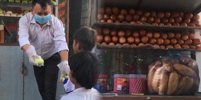 Xúc động tủ bánh mì 0 đồng ấm bụng học sinh nghèo ở Gia Lai