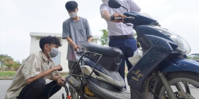 Ấm lòng chuyện đội sửa xe miễn phí cho sinh viên ở TP.HCM