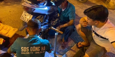 Đội SOS đặc biệt ở Quảng Trị không quản ngày đêm hỗ trợ xe gặp sự cố