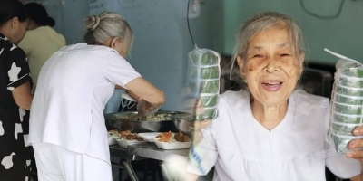 Cụ bà 'kì lạ' rút hết tiền chữa bệnh mở bếp 0 đồng: Ngộ vậy đó, ngộ mới làm được nghen