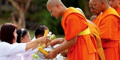 Phật dạy: Phước thiện bố thí luôn có ưu thế hơn người không bố thí