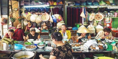 Cùng nhau 'càn quét' 7 con phố ẩm thực nức tiếng ở Sài Thành