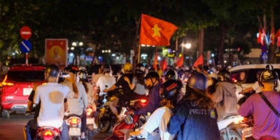 Nhìn lại những hình ảnh 'đi bão' sau chiến thắng đội tuyển bóng đá nữ Việt Nam tối qua trên cả nước