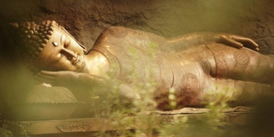 Đệ tử hỏi Đức Phật về tư thế ngủ của ngài và nhận được bài học sâu sắc