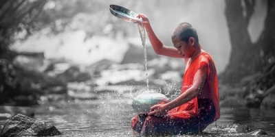 Sai đệ tử đi lấy nước, Đức Phật dạy bài học về sự bình tĩnh trong cuộc đời