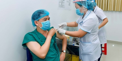 Bộ Y tế yêu cầu 63 tỉnh, thành hỏa tốc lập danh sách 10 nhóm đối tượng được ưu tiên tiêm vắc xin COVID-19 miễn phí