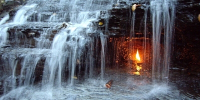 Bí ẩn chưa có lời giải về 'ngọn lửa vĩnh cửu' ở thác Eternal Flame, Mỹ