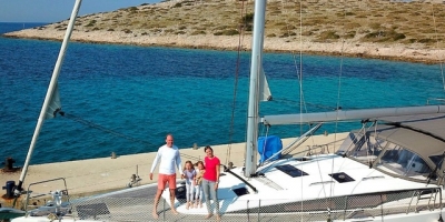 Đam mê du lịch, gia đình 4 người bán hết gia tài mua thuyền đi vòng quanh thế giới trong 5 năm