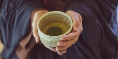 Lòng tham vô độ giống như cốc trà pha muối, vị đậm đà nhưng càng uống càng khát