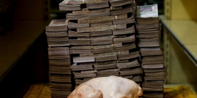 Lạm phát leo thang ở đất nước nhiều hoa hậu nhất thế giới: Tiền biến thành giấy gấp đồ thủ công, 15 triệu bolivar chỉ mua được 1 con gà