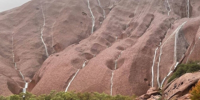 Chiêm ngưỡng cảnh tượng 'ma thuật' ở thác nước hiếm có chảy trên núi đá sa mạc Australia