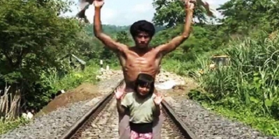 Hành động tưởng như điên rồ của ông bố nghèo lôi con gái ra chặn giữa đường ray tàu hỏa đã cứu sống 2.000 người