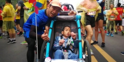 Tâm thư rơi lệ của 'người bố ngốc nghếch' 5 năm đẩy xe chở 'đứa con dại khờ' dự 40 cuộc thi marathon
