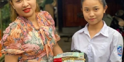 Tâm sự của nữ sinh lớp 10 trả lại gần nửa tỷ nhặt trên đường: Bà dạy không dùng tiền không phải của mình
