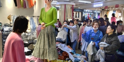 Không cần diễn trên sàn runway những cô gái trẻ vẫn kiếm hơn 35 triệu/tháng nhờ nghề mẫu thay đồ giữa chợ
