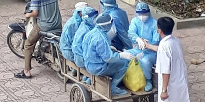 Câu chuyện phía sau 'cái bắt tay' trong bức ảnh nhân viên y tế đi xe ba gác vào vùng dịch