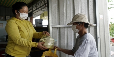 Tấm lòng thơm thảo của cặp vợ chồng ở nhà thuê phát cơm từ thiện
