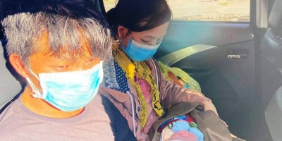 Người mẹ chưa cắt chỉ vết mổ ôm con 10 ngày tuổi ngồi sau xe máy của chồng vượt 1.300km về quê tránh dịch