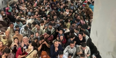 Những hình ảnh gây sốc ở Afghanistan: 600 người chen chúc, nhồi nhét trên máy bay chở hàng của Mỹ