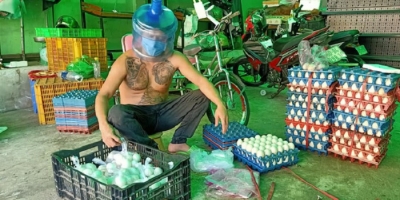 Anh Minh Râu bán rau '5 tỷ/bó' lại gây sốt khi chế kính chống giọt bắn từ bình nước cũ để chống dịch