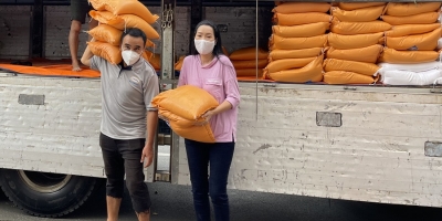 MC Quyền Linh hỗ trợ 10 tấn gạo giúp đỡ anh chị em nghệ sĩ khó khăn