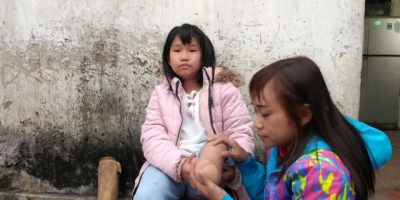 Nỗi vất vả không nói thành lời của người phụ nữ có con mất sớm, gồng gánh chăm con còn lại dị tật, chồng thần kinh