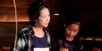 Thương bé gái 12 tuổi một mình chăm sóc ông bà liệt giường, khóc đỏ mắt cầu xin sự giúp đỡ