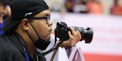 Câu chuyện truyền cảm hứng về phóng viên ảnh 1 tay ở SEA Games 31: Bỏ qua khiếm khuyết để chụp khoảnh khắc 'mang vàng về cho Indonesia'