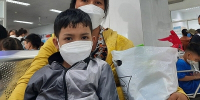 Bà mẹ người Chăm và hơn 20 chuyến xe đêm cứu con trai bị ung thư tủy