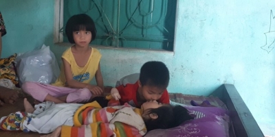 Xót xa cảnh 3 đứa trẻ bệnh tật, suy dinh dưỡng không có bố mẹ chăm sóc, sống lay lắt bên ông bà