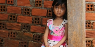 Thương bé gái mất mẹ, thiếu tình thương của bố: Dù đã 5 tuổi vẫn chưa được khai sinh
