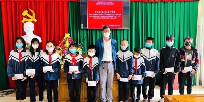 Chuyện về thầy giáo trẻ có hơn một thập kỷ 'gieo' thiện nguyện, giúp đỡ những mảnh đời khốn khó